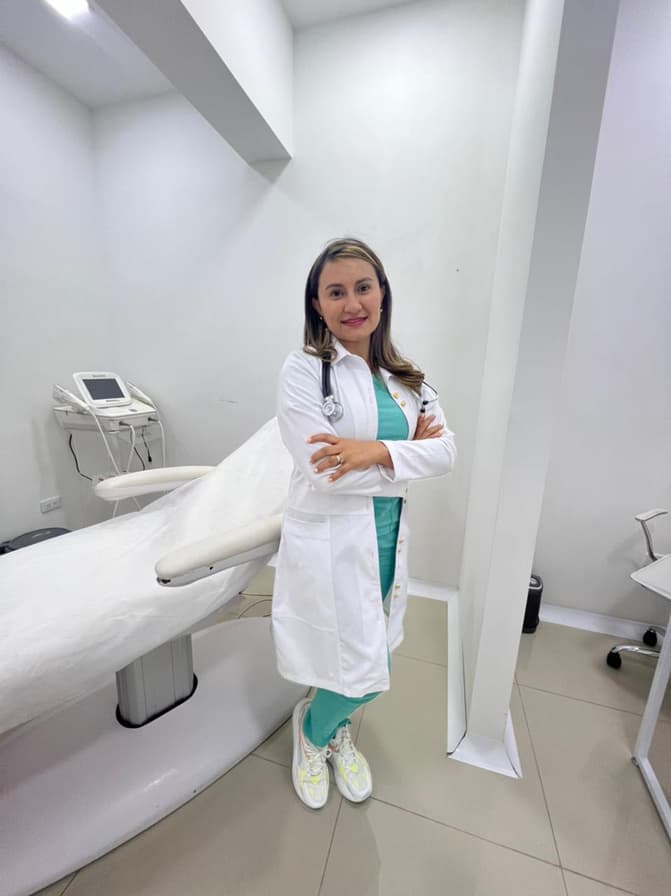 Fotografía real de la Dra. Lina Aguilar con bata, procedente de su hoja de vida