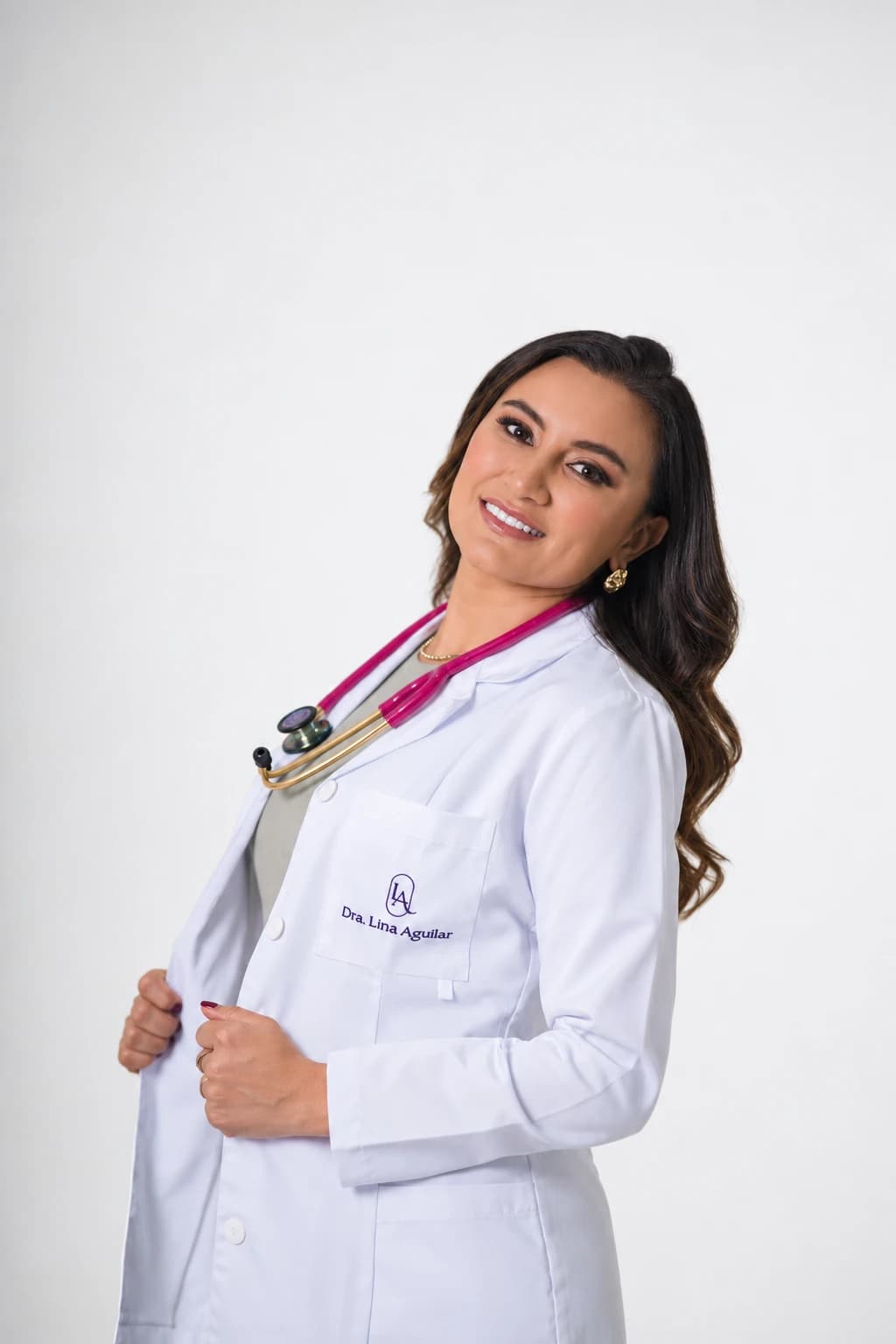 Dra. Lina Aguilar sonriendo, con bata y estetoscopio