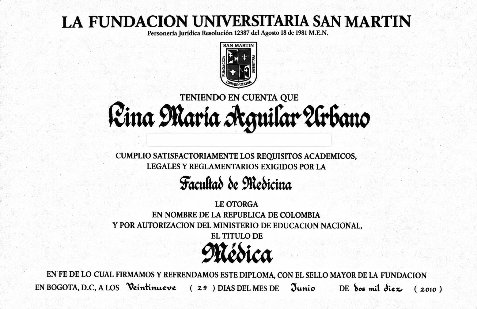 Reproducción digital del título de Médica de Lina María Aguilar Urbano, Fundación Universitaria San Martín, 2010; datos personales ocultos