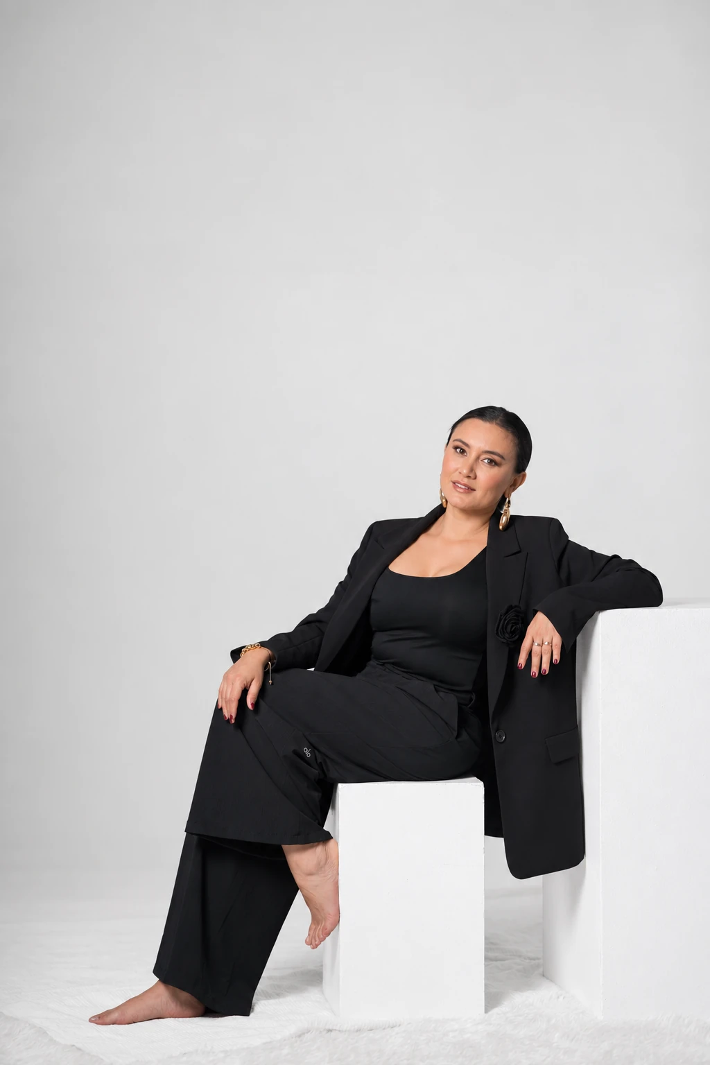 Dra. Lina Aguilar sentada, con traje negro