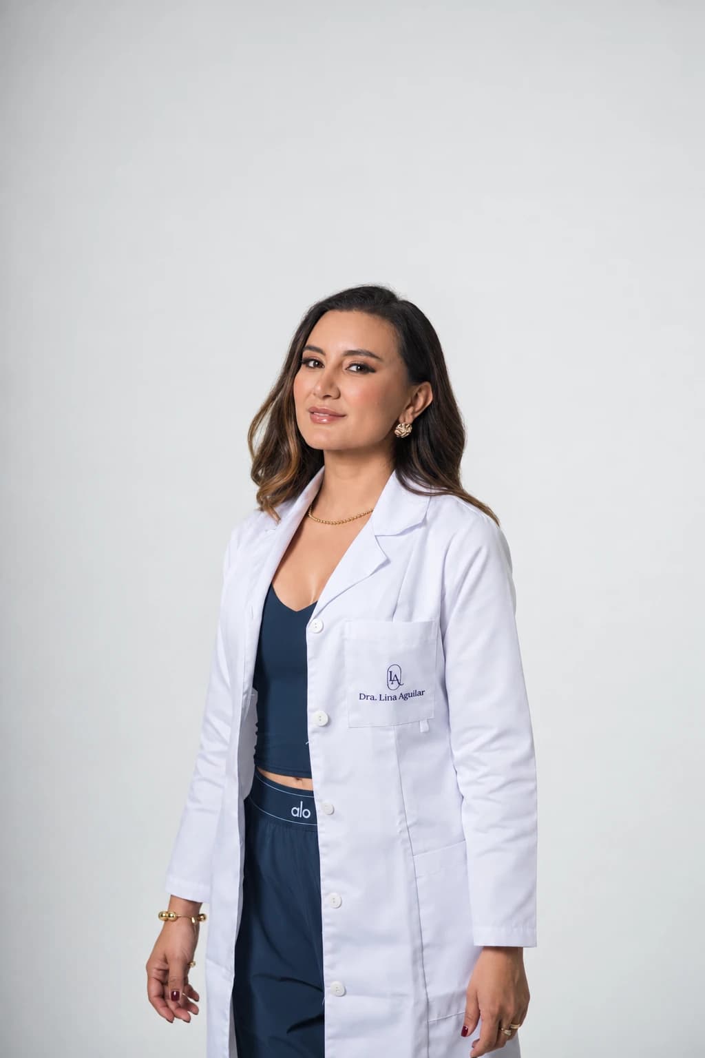 Dra. Lina Aguilar con bata y uniforme azul